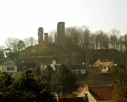 PXL005 Sur la colline, les ruines du chateau de Montfort du XI e